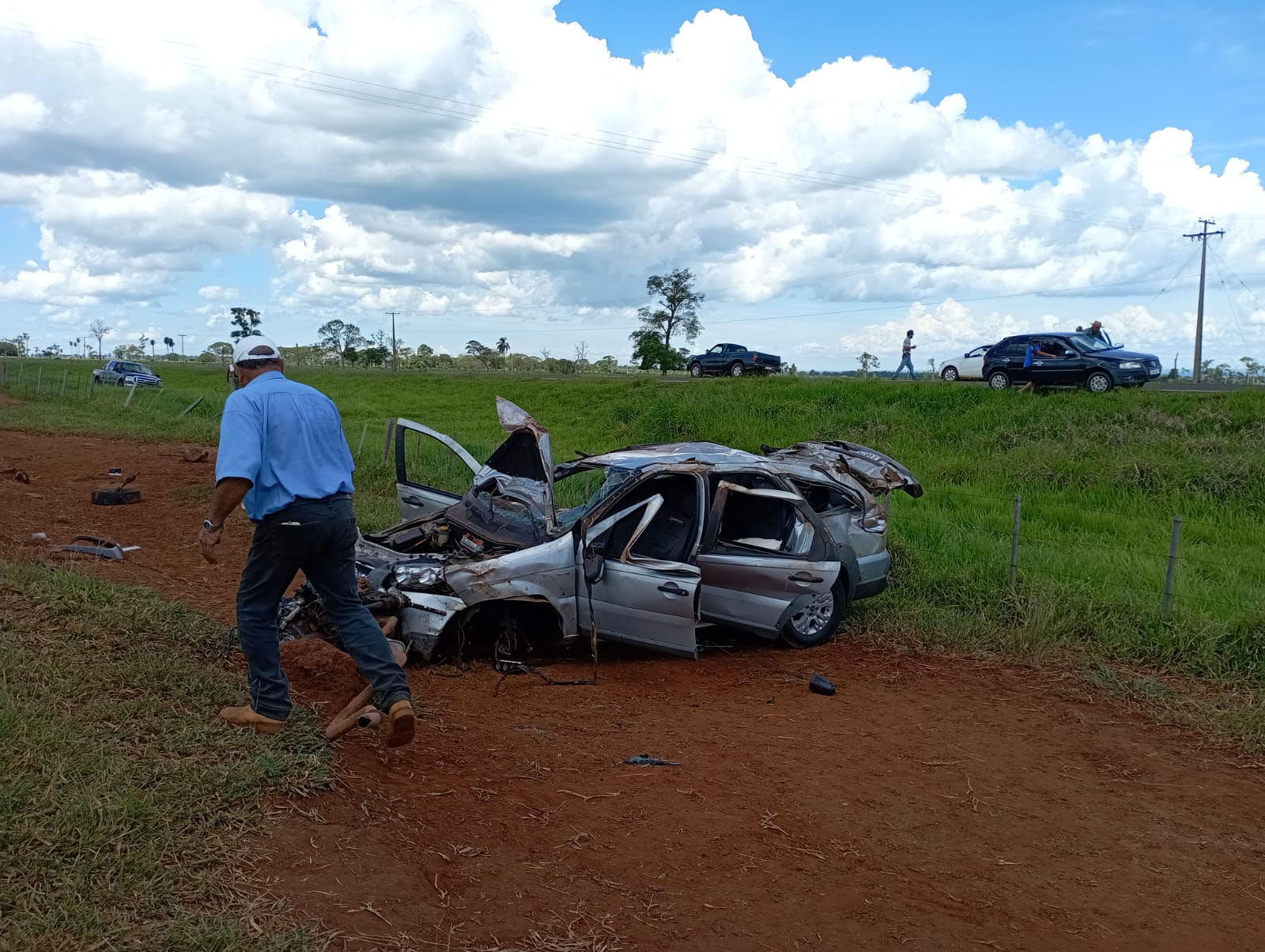 Veículo ficou completamente destruído - Foto: Jornal da Nova